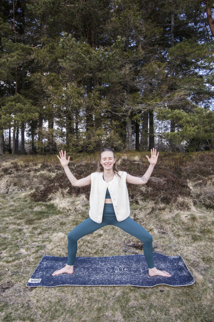 Le yoga post-natal, ce n'est pas juste pour retrouver ton corps d'avant. C'est un espace pour déposer tes émotions, te retrouver toi — et traverser la matrescence avec plus de douceur.
