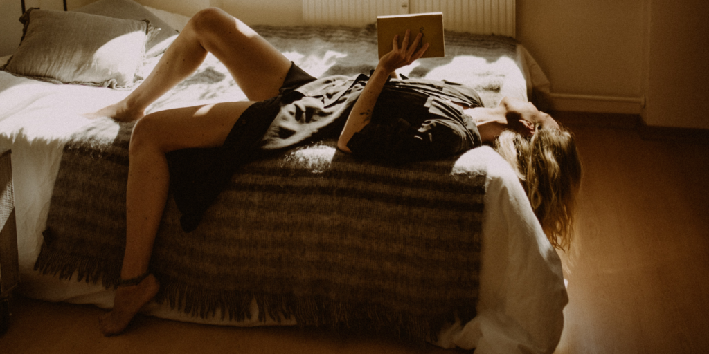 Une retraite post-partum, c'est un espace pour souffler, te retrouver et traverser la matrescence avec douceur. Découvre pourquoi les jeunes mamans en ont besoin — et les retraites au cœur de l'Auvergne.
